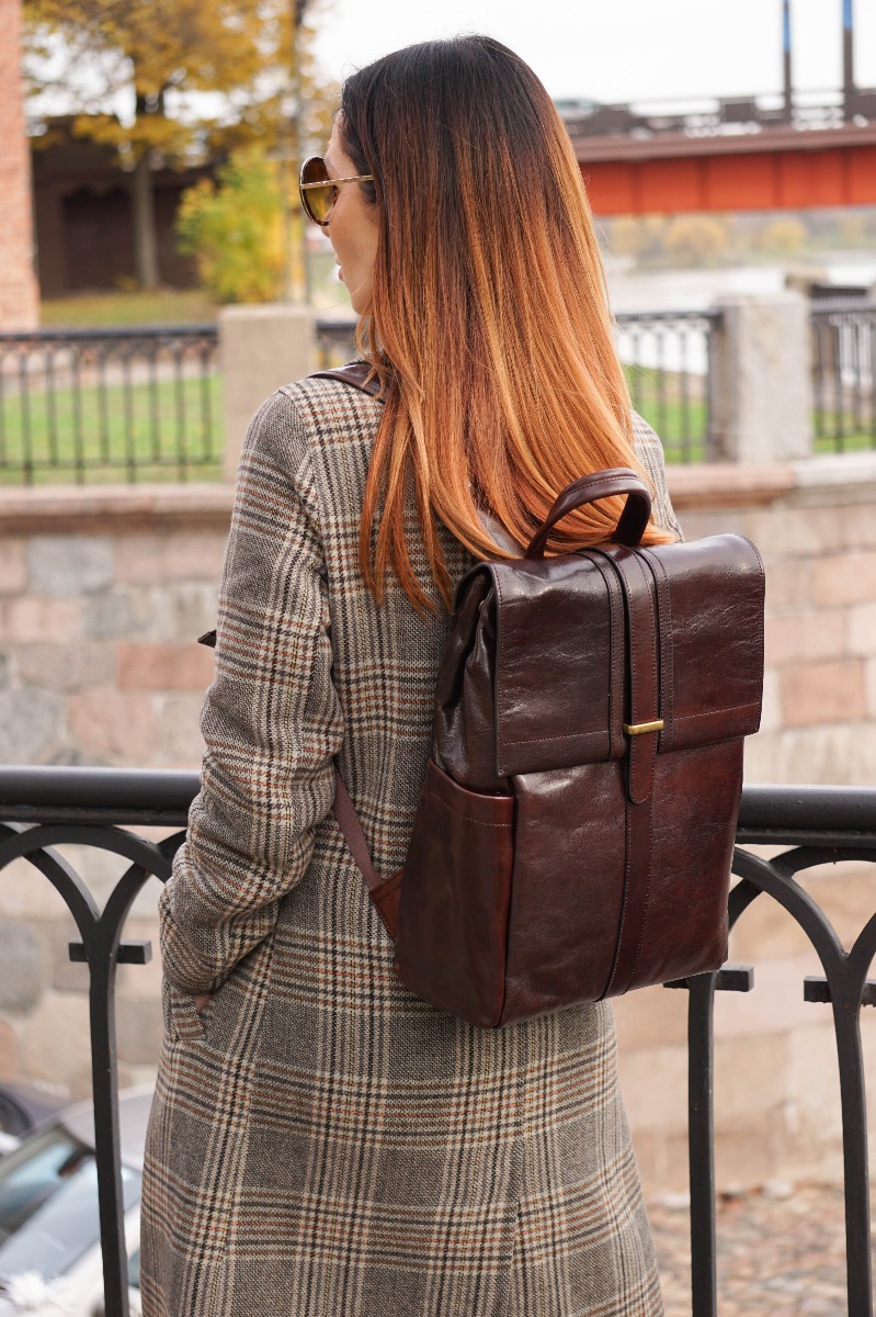 Vegetable-tanned leather luxurious Italian backpack