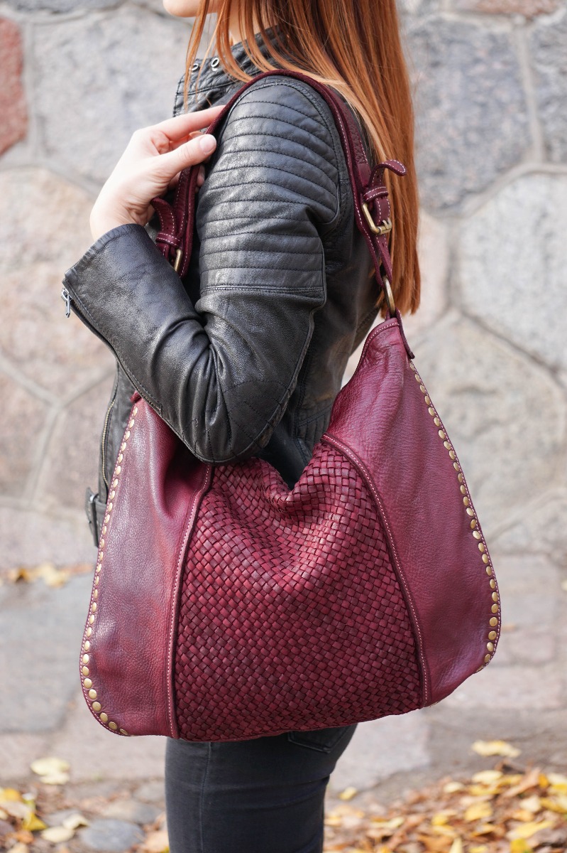 Hobo bag in dark burgundy woven leather